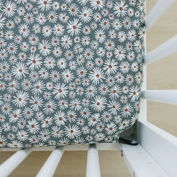 Stretch crib sheet - Dark green daisy