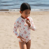 Maillot de bain une-pièce à manches longues rose pâle à imprimé fraises