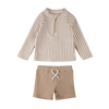Ensemble maillot dermoprotecteur en seersucker à rayures taupe et short de bain sable