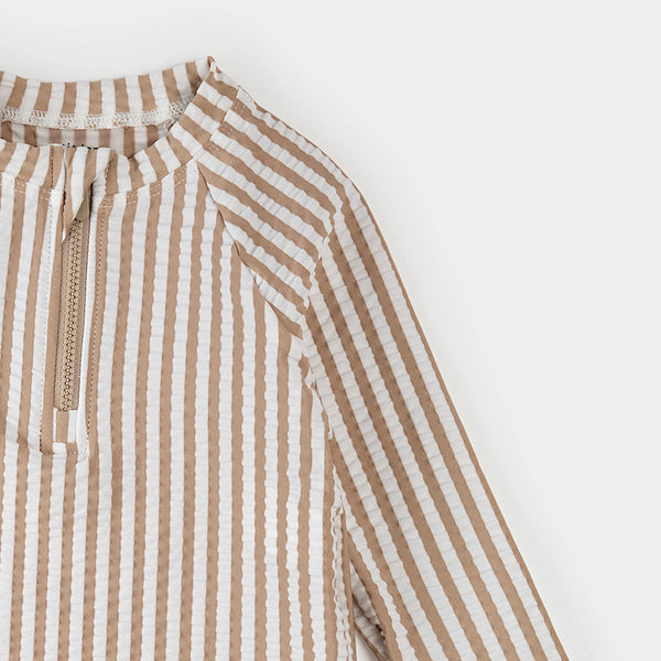 Ensemble maillot dermoprotecteur en seersucker à rayures taupe et short de bain sable