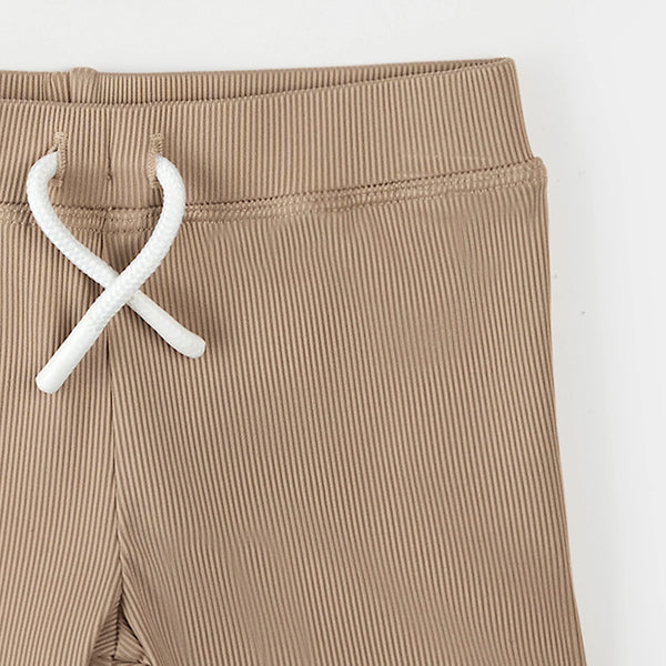 Ensemble maillot dermoprotecteur en seersucker à rayures taupe et short de bain sable