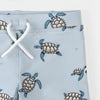 Ensemble maillot dermoprotecteur bleu marine et short de bain à imprimé tortues de mer