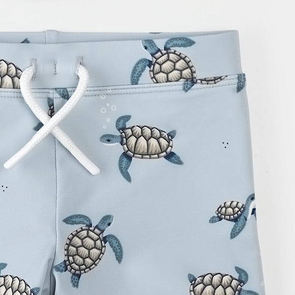 Ensemble maillot dermoprotecteur bleu marine et short de bain à imprimé tortues de mer