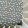 Stretch crib sheet - Light green daisy