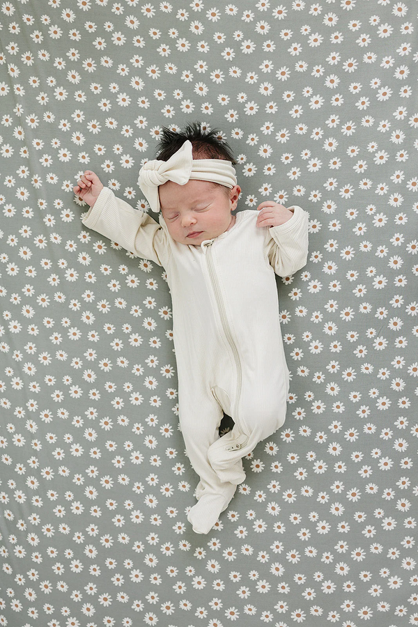 Stretch crib sheet - Light green daisy