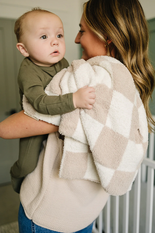 Taupe checkered plush blanket (2 sizes)